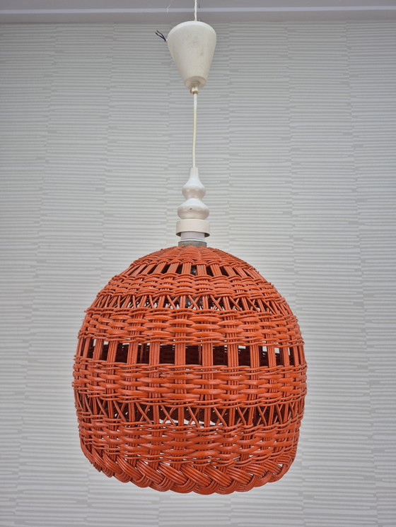 Image 1 of Poolse vintage oranje rieten lamp. Hanglamp rotan. 