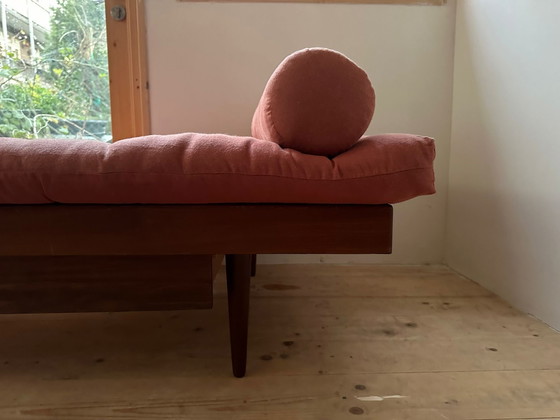 Image 1 of Chaise Longue danese in legno con cuscino rosa