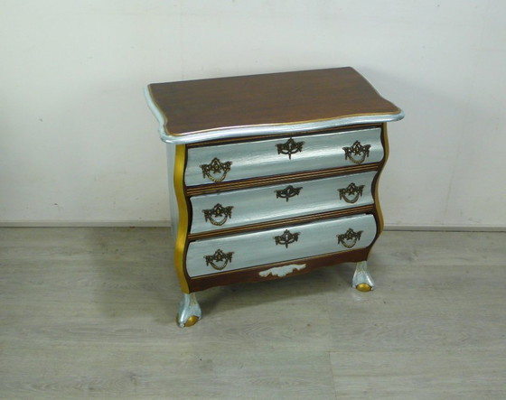 Image 1 of Commode en noyer et bleu glacier métallisé shabby chic, style Chippendale anglais