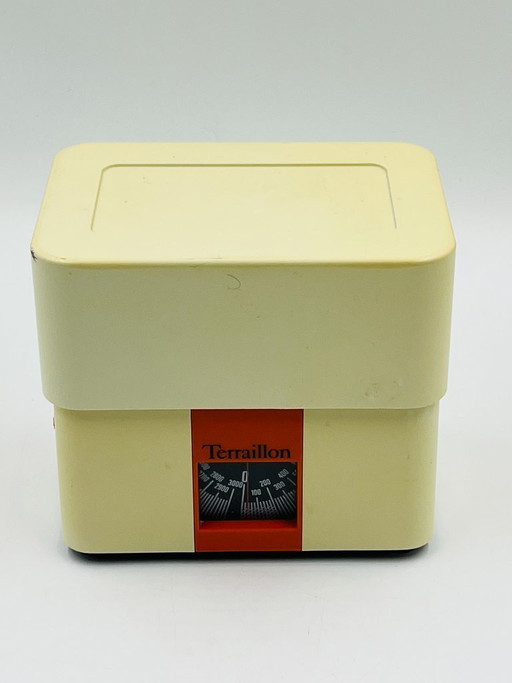 Vintage Terraillon keukenweegschaal in oranje en crème.