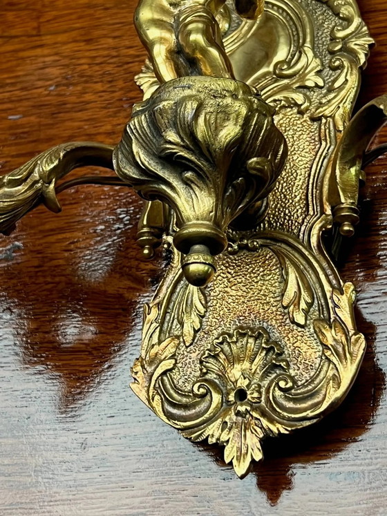 Een paar wandlampen in Lodewijk XV-stijl. Massief verguld brons. – Bronze (photo 5 of 10)