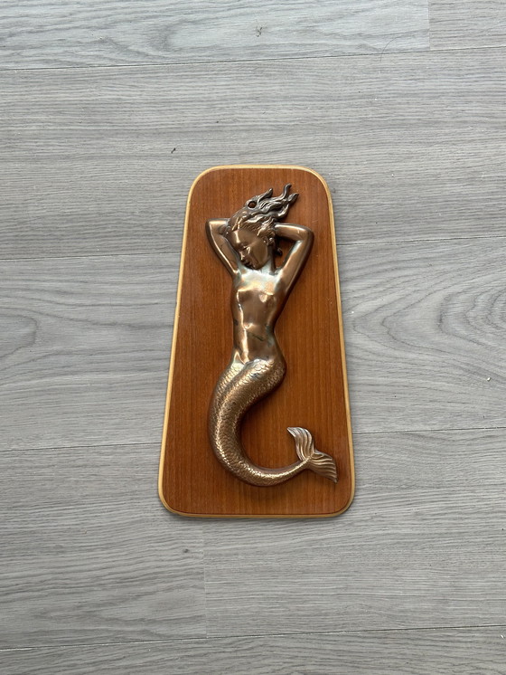 Image 1 of Messing zeemeermin op teakhouten achtergrond Deens design