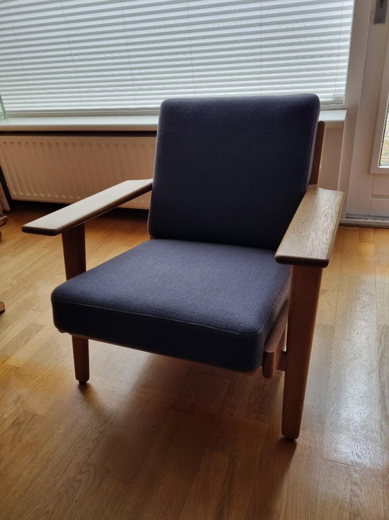 3 Sillones Hans Wegner y Mesa de Centro Tuck – Wool (photo 7 of 16)