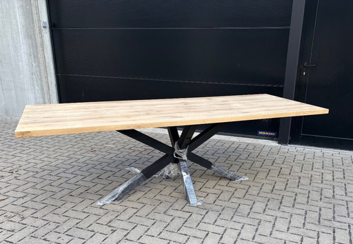 Tavolo in rovere con gamba a ragno in acciaio