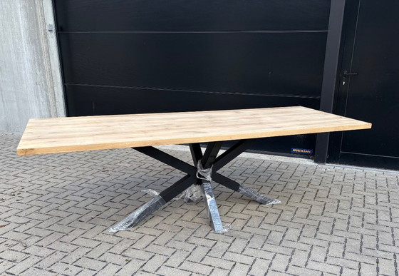 Image 1 of Tavolo in rovere con gamba a ragno in acciaio