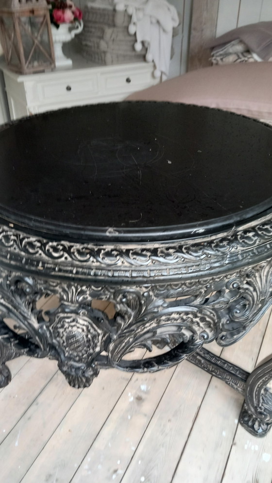 Image 1 of Der Tisch ist ein echter Blickfang.