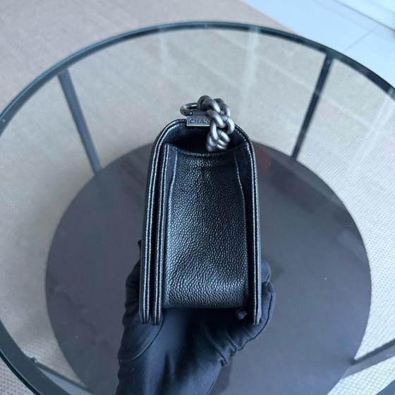 Image 1 of Chanel Boy Medium – Gestepptes, genarbtes Kalbsleder in Caviar-Optik, schwarze Ruthenium-silberne Beschläge, Serie 20