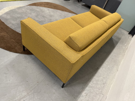 Image 1 of Diseño en stock Sofá Aikon de 4 plazas de tela amarilla