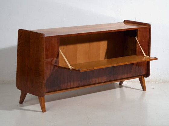 Credenza con vetrina Mid-Century impiallacciata in noce con gambe affusolate – Cecoslovacchia, circa 1960 (photo 25 of 39)
