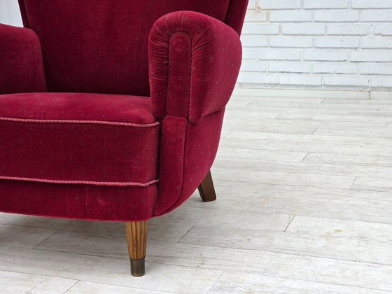 Image 1 of Años 60, sillón danés, muebles de terciopelo rojo cereza, patas de madera de haya, retapizado.