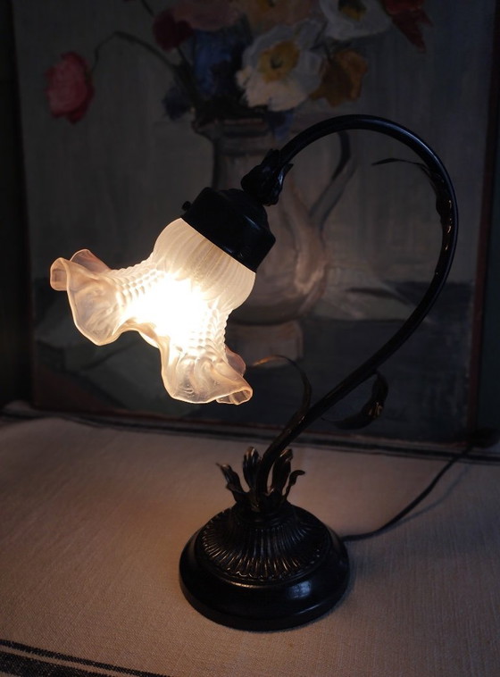 Image 1 of Lampe tulipe en métal noir patiné et abat-jour en verre opaque