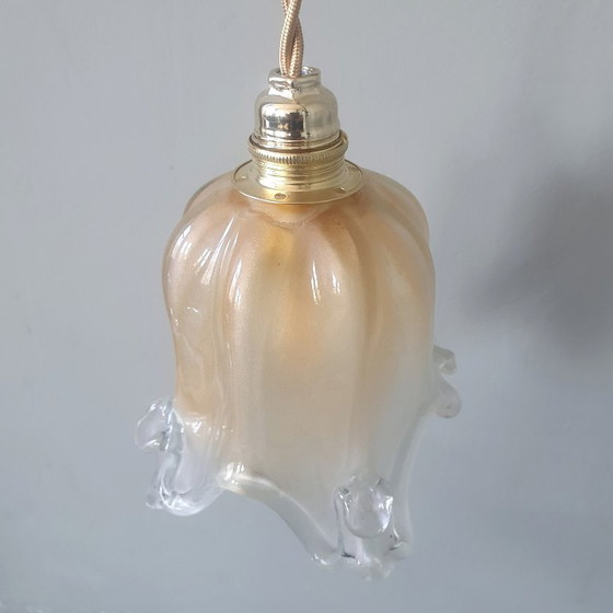 Image 1 of Lampada a sospensione vintage in Murano dalla forma a campana morbida e ondulata.
