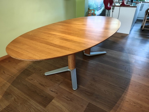 Elegante mesa de comedor ovalada de roble
