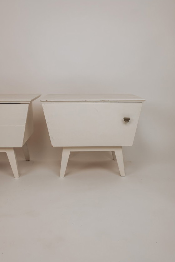 Image 1 of Set van 2 witgeverfde houten nachtkastjes, jaren 60