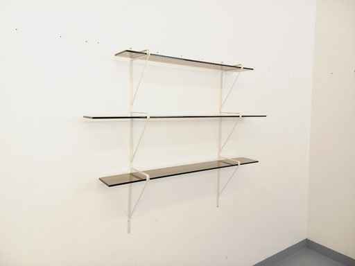 Grande étagère murale vintage en verre fumé et métal blanc style String Tomado des années 60