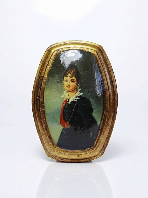 Pequeño retrato veneciano antiguo en medallón al óleo sobre madera convexa.