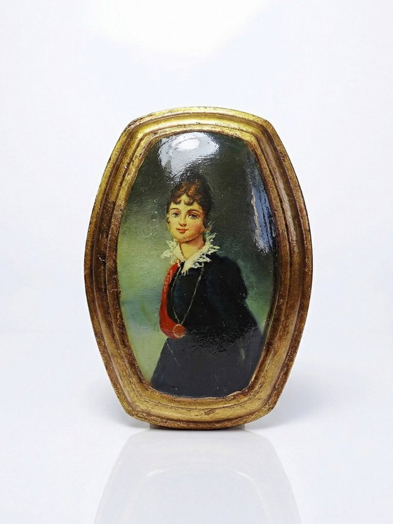 Image 1 of Pequeño retrato veneciano antiguo en medallón al óleo sobre madera convexa.