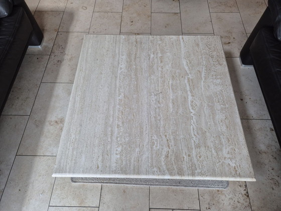 Ein polierter Travertin Couchtisch – Couchtische (photo 4 of 5)