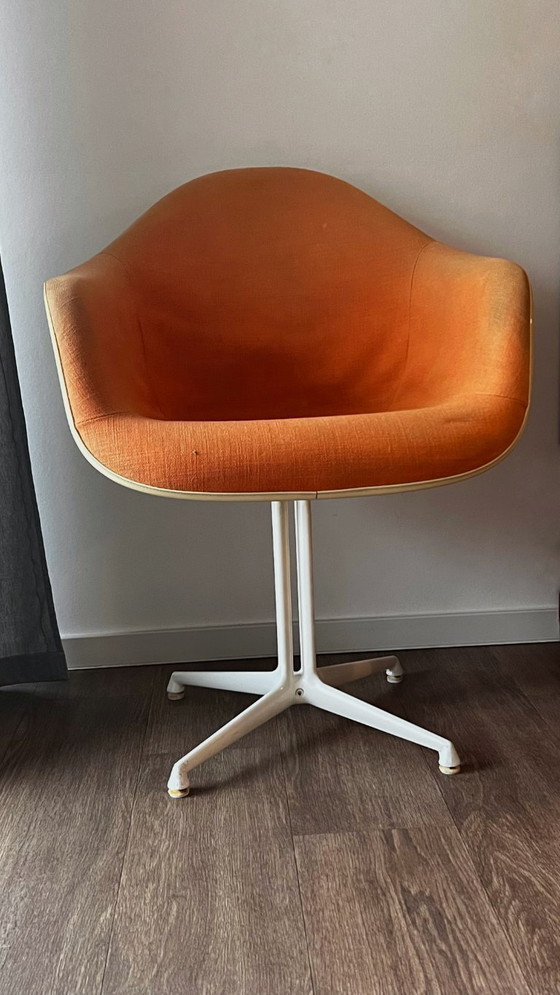 Image 1 of Herman Miller Eames Fiberglass Fauteuil | Oranje