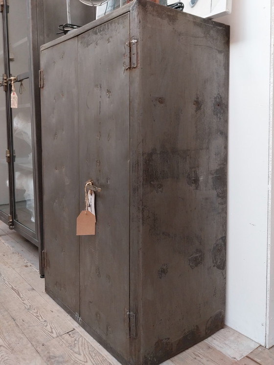 Image 1 of Vecchio mobiletto in metallo a due ante 77*43,5*118