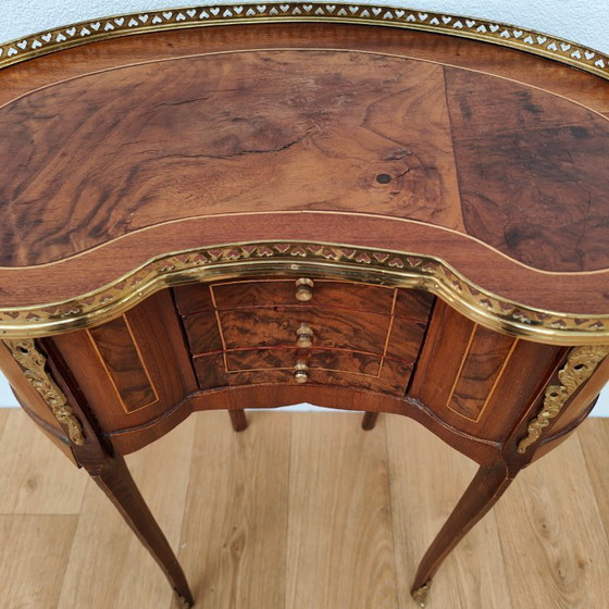 Image 1 of Antiker Beistelltisch, kleiner Nachttisch, kleine nierenförmige Kommode