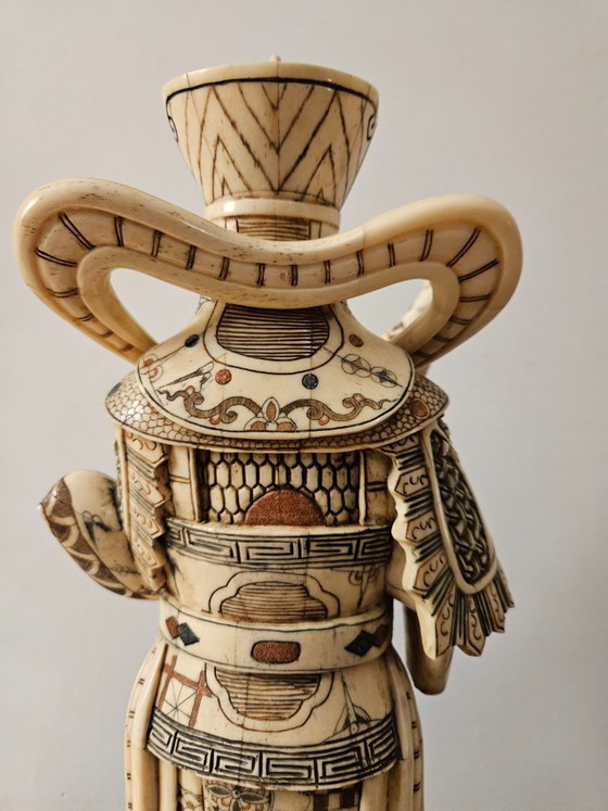Image 1 of Beeld van Chinese Mo Li Hong Heavenly King, polychroom en scrimshaw gedecoreerd, met houten kern, eerste helft 20e eeuw