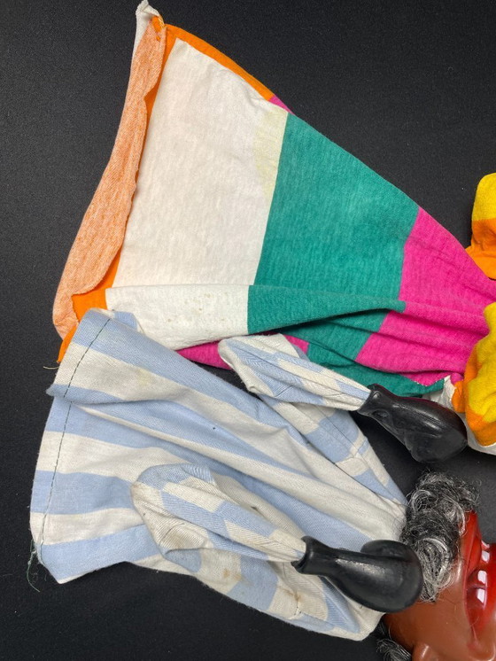 Image 1 of Paar oude bokshandpoppen Aziatische man en clown