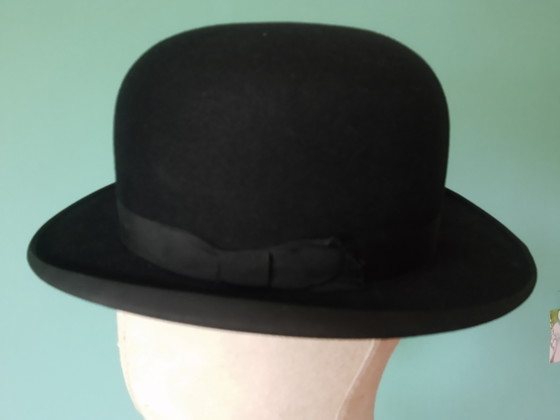 Image 1 of Chapeau melon ancien en feutre noir de Ferguson Bros Piccadilly, Londres, fait main entre le milieu et la fin du XIXe siècle.