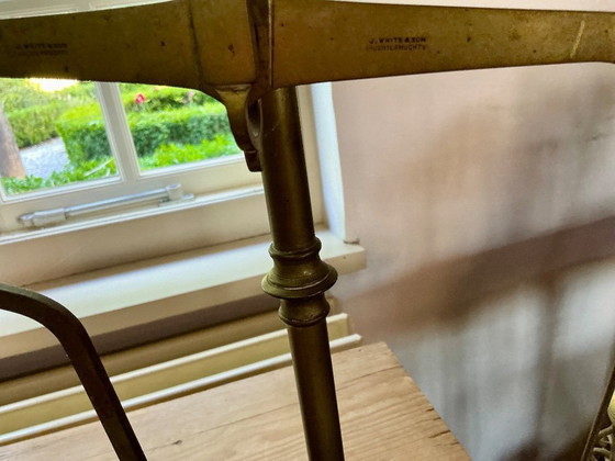 Image 1 of balances en cuivre de magasin d'antiquités