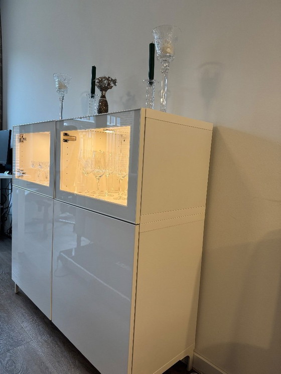 Image 1 of Wit IKEA BESTÅ kast met glasdeuren en LED-verlichting