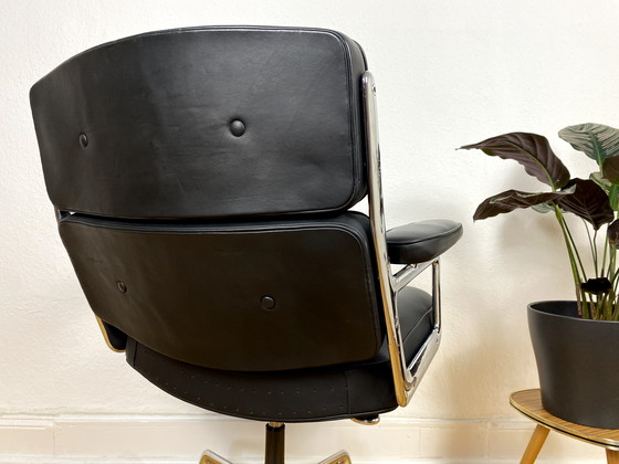 Image 1 of Vitra Lobby Stoel Es 104 van Charles & Ray Eames