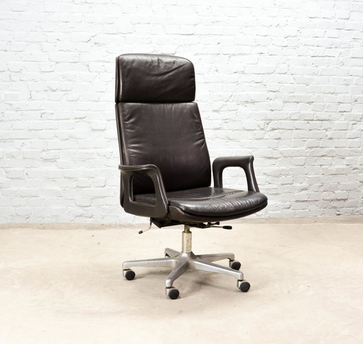 Silla de escritorio giratoria ajustable de cuero marrón oscuro sobre pedestal de acero, década de 1970