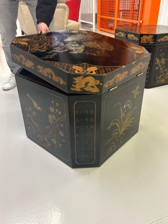 Image 1 of Zwei antike asiatische achteckige Lacktruhen mit goldfarbenen Abbildungen.