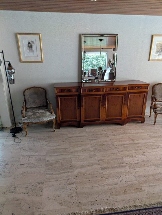 Image 1 of Credenza in legno massello di ciliegio con 4 cassetti e 4 ante
