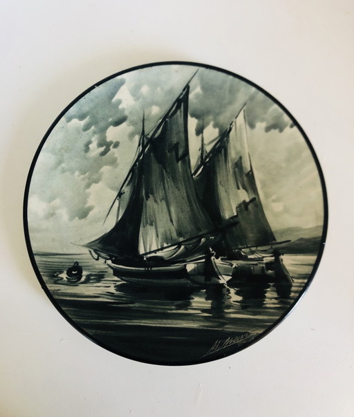 Plat en céramique au décor de marine en grisaille à main levée 