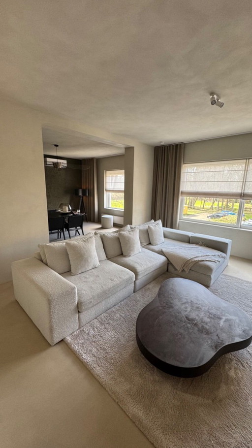 Divano Richmond in bouclé color bianco sporco con zona relax – elegante e spazioso