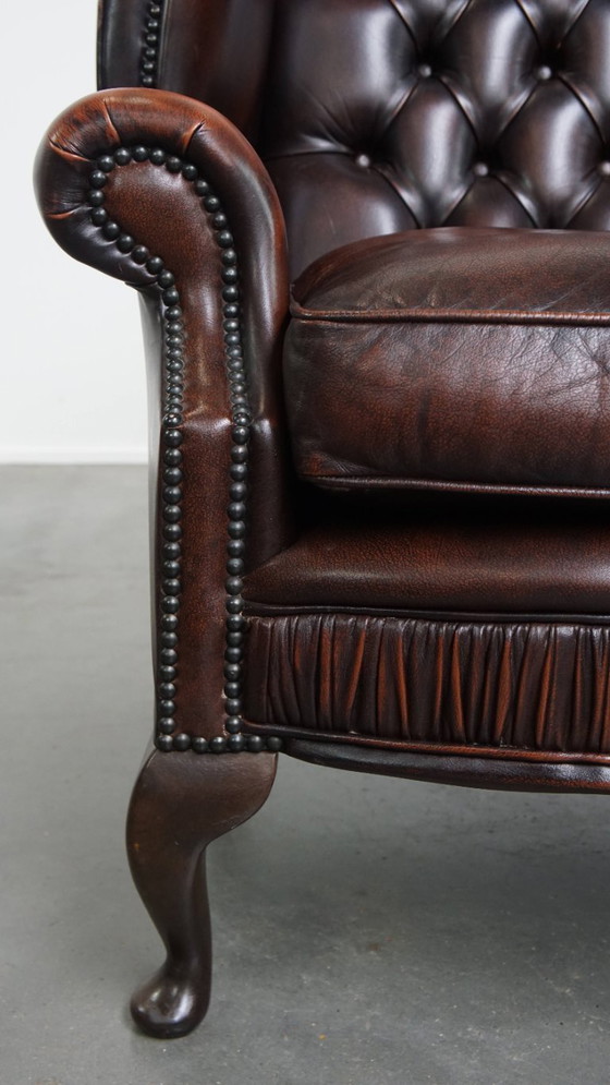 Image 1 of Bruine rundleren chesterfield oorfauteuil