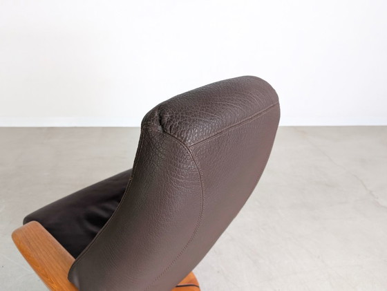 Image 1 of Sillón de teca de mediados de siglo con diseño HS de cuero y otomana danesa