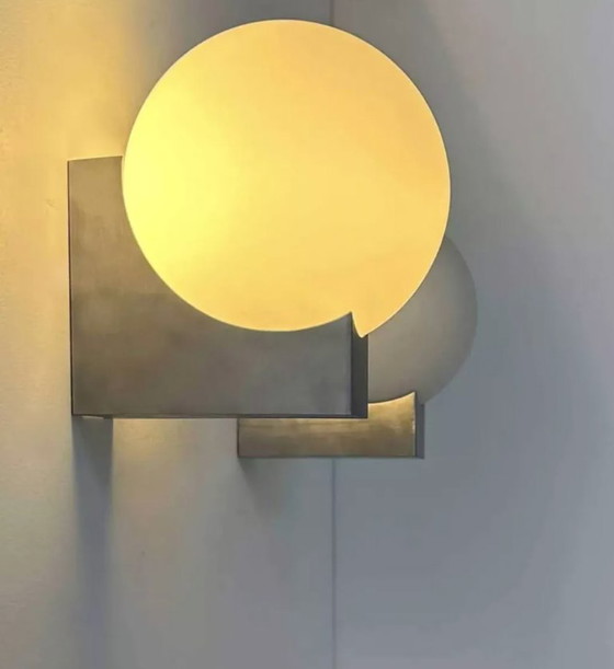 Image 1 of Coppia di applique in metallo spazzolato e vetro opalino, Francia 1970