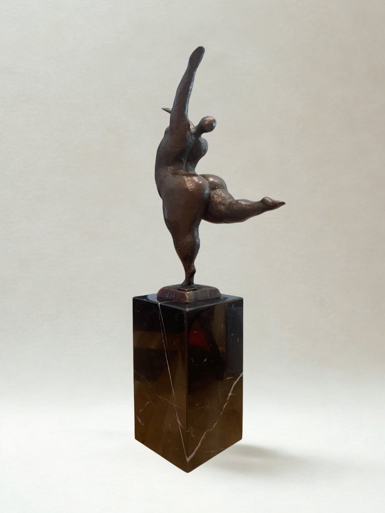 Image 1 of Scultura in bronzo di una donna danzante – Arte moderna – Base in marmo – 33 cm