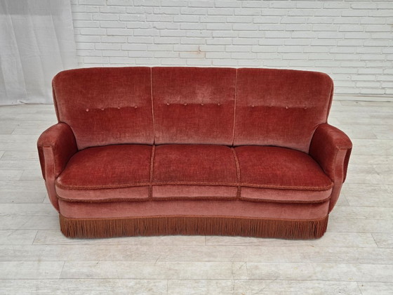 Image 1 of Deense driezitsbank uit de jaren 70, gebogen model, roze meubelvelours.