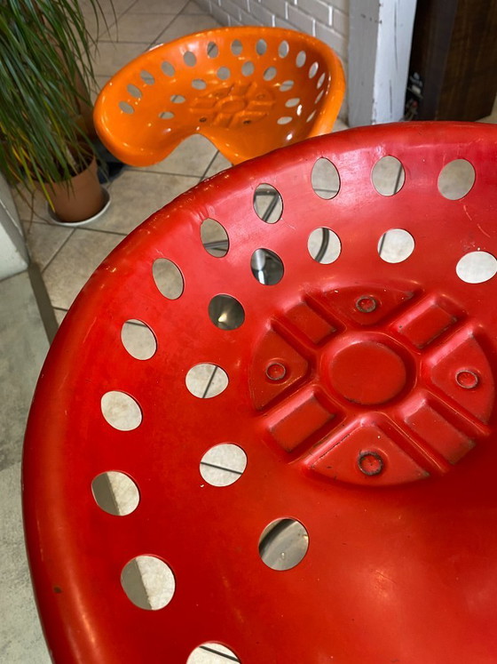Image 1 of Auténtico taburete rojo para tractor, con diseño de cortacésped giratorio ajustable, de Etienne Fermigier Mirima, 1970.