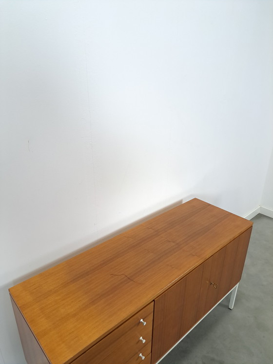 Image 1 of Furnieranrichte aus Schweden mit weißen Stahlbeinen