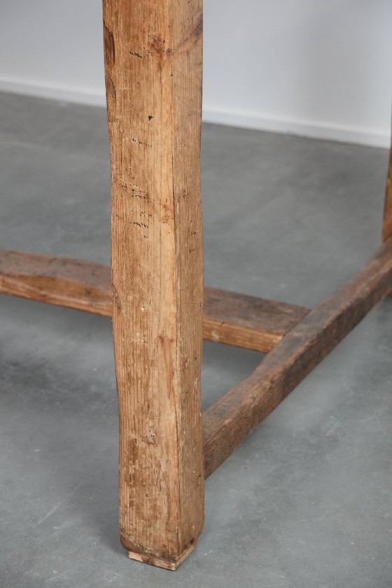 Image 1 of Grande table de salle à manger de ferme ancienne en bois de pin avec beaucoup de caractère