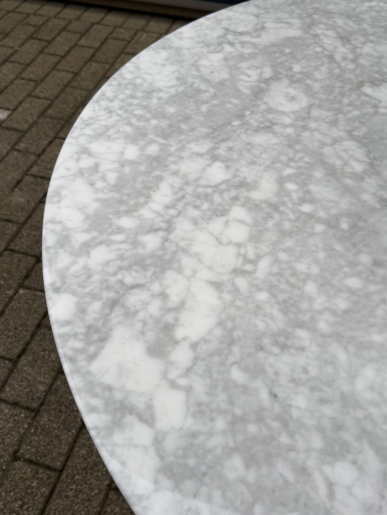 Image 1 of Original round Knoll Tulip dining table 137cm in Carrara marble, Eero Saarinen