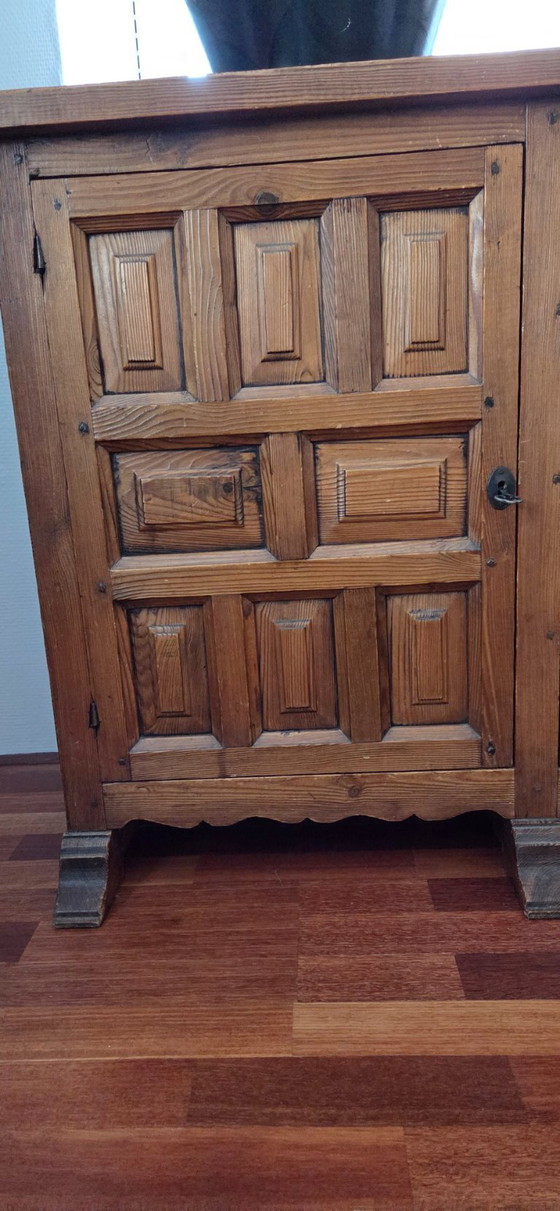 Image 1 of Aparador de roble macizo español.