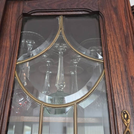 Bellissima credenza/vetrina antica in legno di quercia con vetro intagliato.