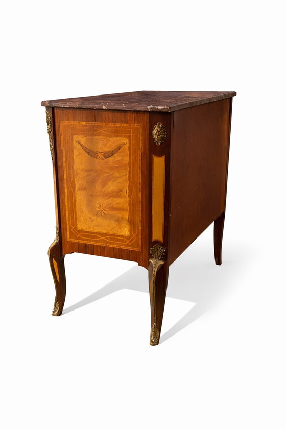 Image 1 of 20e-eeuwse Zweedse Gustaviaanse commode met blad van brecciamarmer en verguld bronzen beslag.