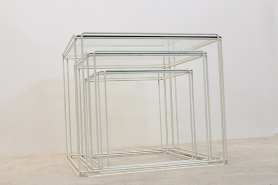 Tables gigognes Isocele graphiques de Max Sauze pour Atrow, Tables d'appoint, polished steel, Verre, Blanc (photo 6 sur 9)
