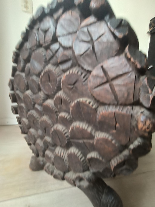 Coffre ancien de la Forêt Noire arts&crafts sculpté à la main